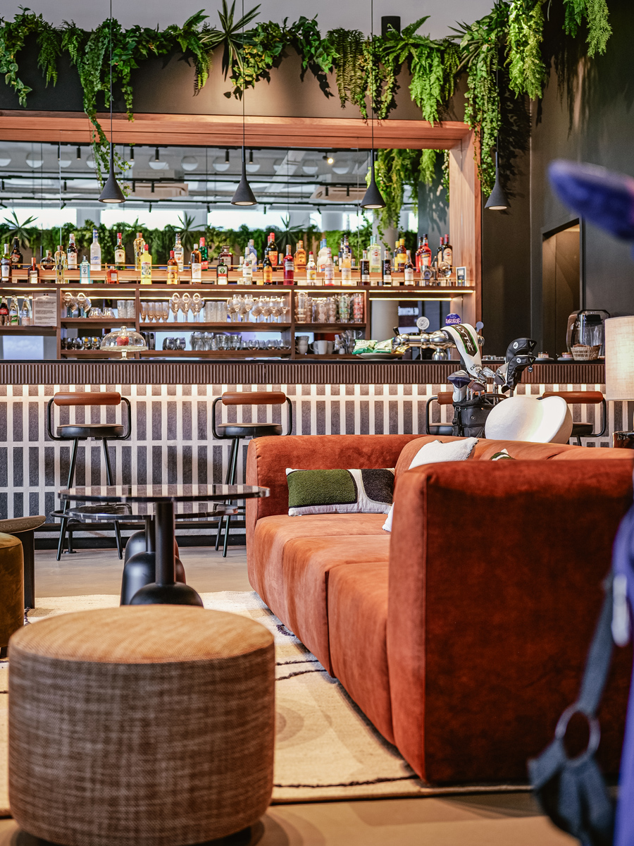 Salon lounge, espace de privatisation avec bar et tapas et golf indoor sur simulateur