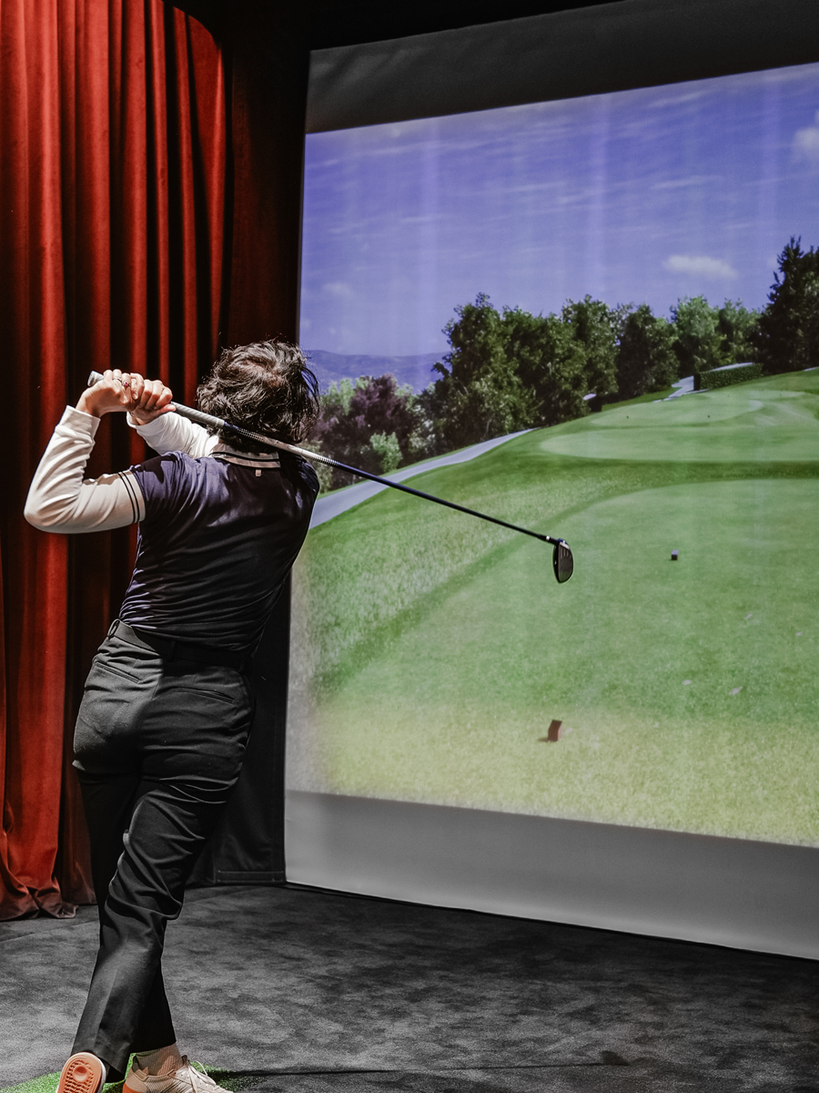 Salle de golf indoor pour pratiquer et exercer son swing à Paris