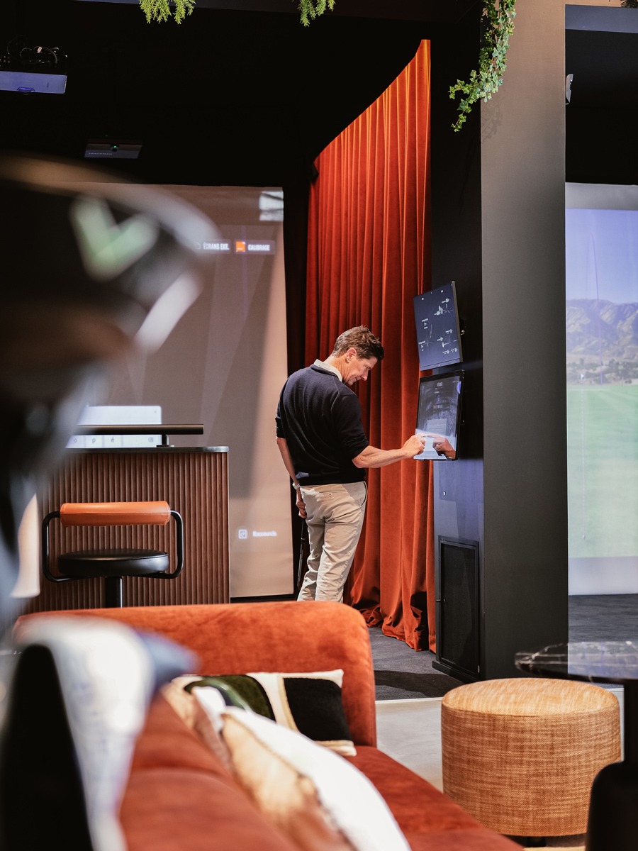 Suivi et analyse du swing d'une partie de golf indoor avec suivi trackman