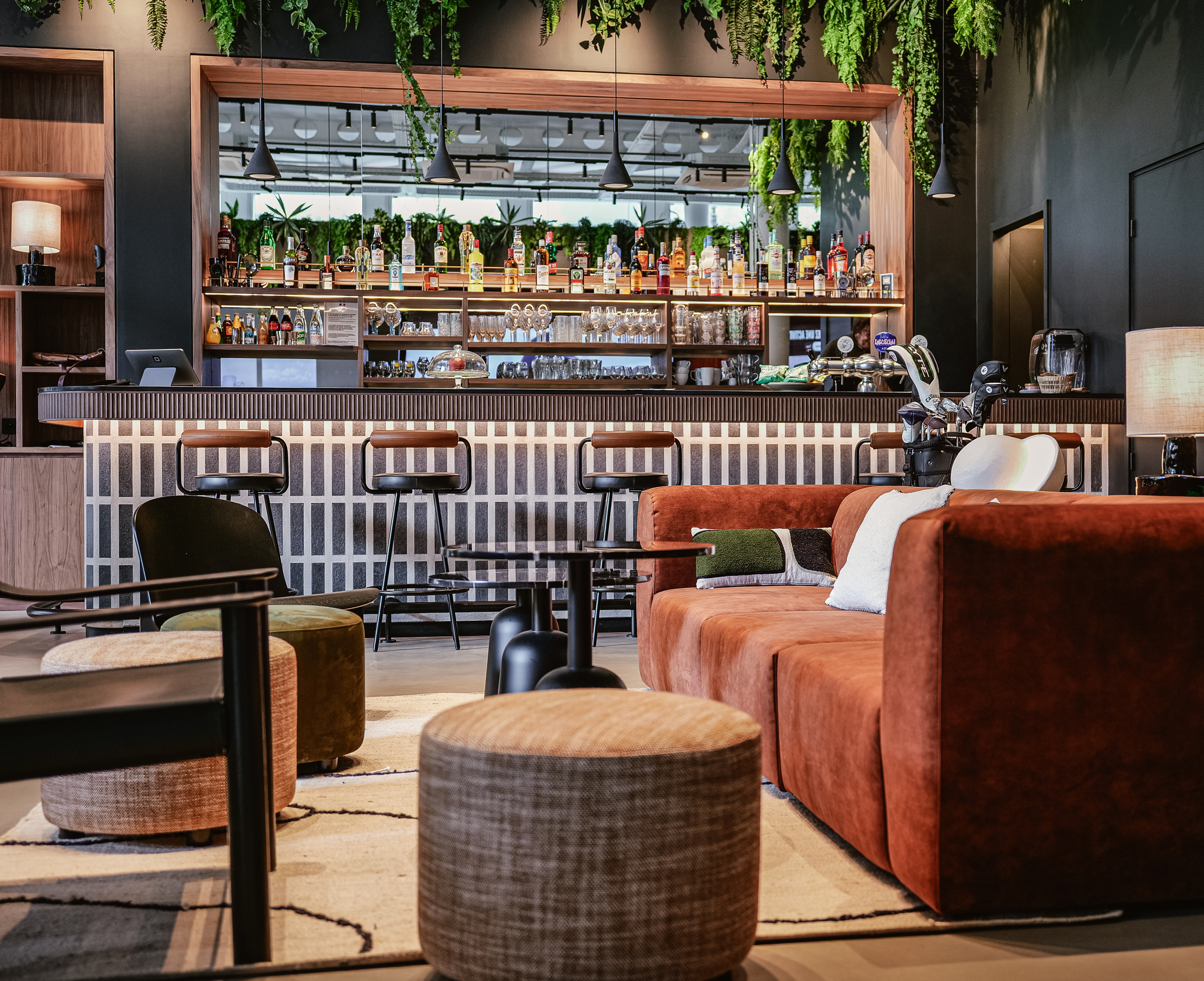 Bar et salon lounge de l'espace tapas et détente du loft 53