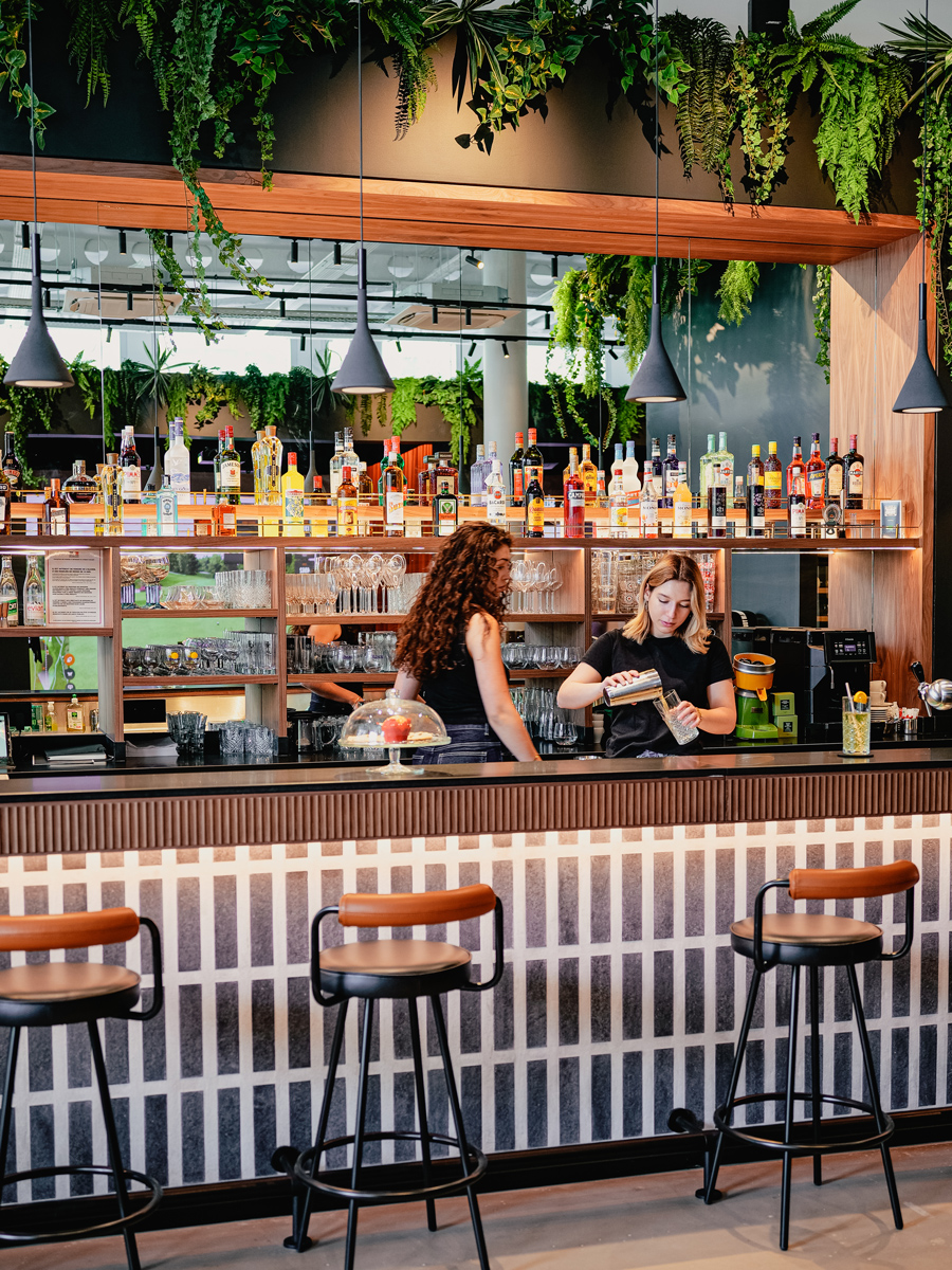 Bar à tapas avec cocktail dans un golf indoor pour découvrir le sport sur simulateur