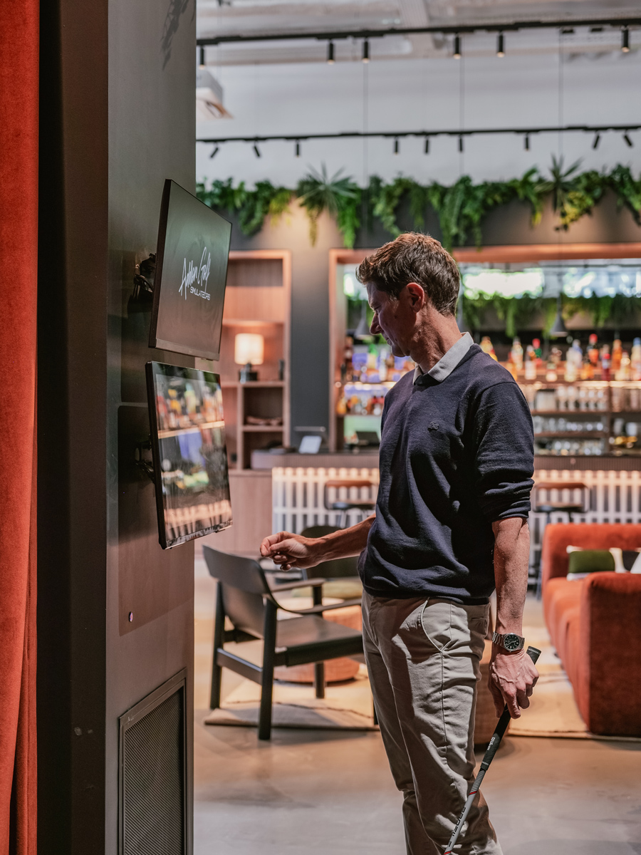 Jouer au golf sur simulateur