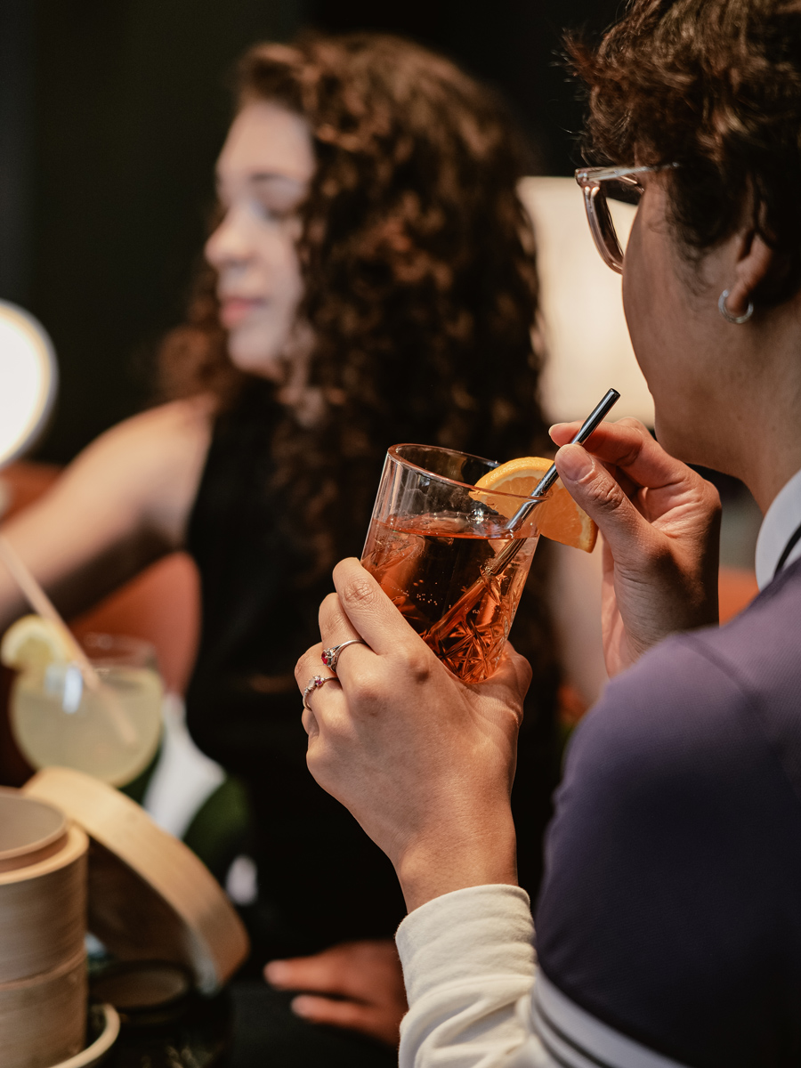 Partager un moment cool entre collègues, équipes et amis avec boissons et tapas dans un golf indoor