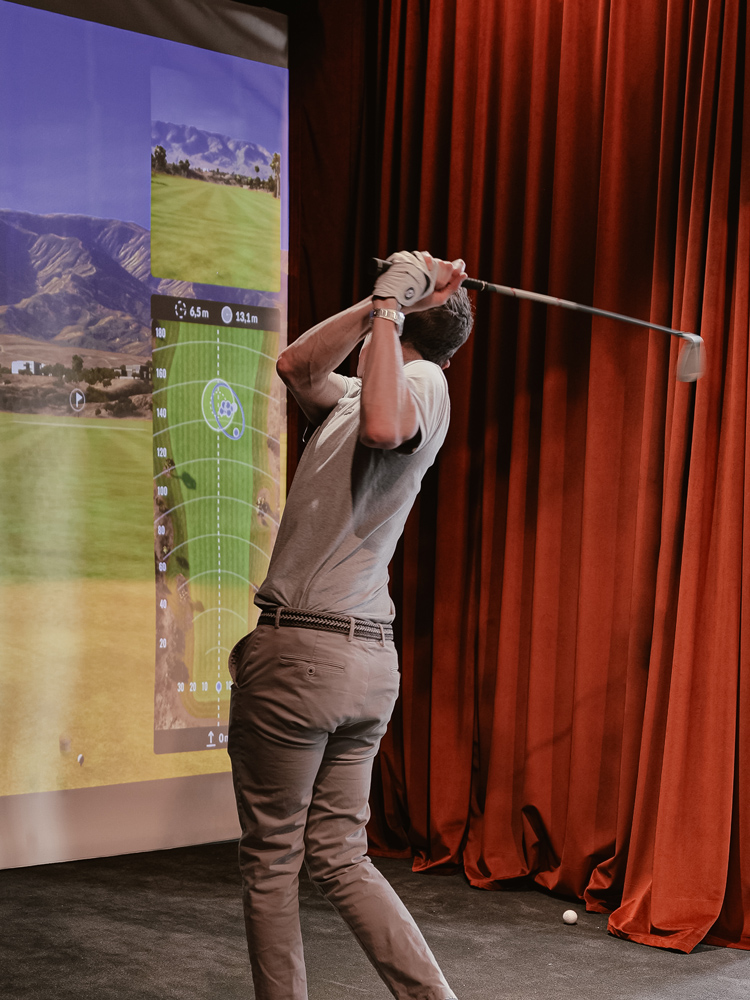 Pratique du golf indoor sur simulateur Trackman à Paris